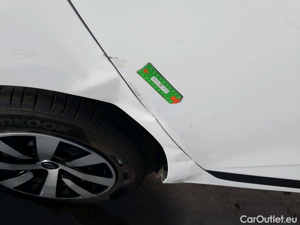  Renault  Clio RENAULT  / 2019 / 5P / berlina con portón Intens TCe 67 kW (91CV) #8