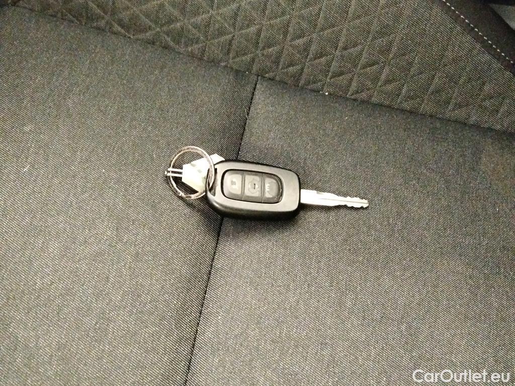  Renault  Clio RENAULT  / 2019 / 5P / berlina con portón Equilibre Blue dCi 74kW (100CV) #4