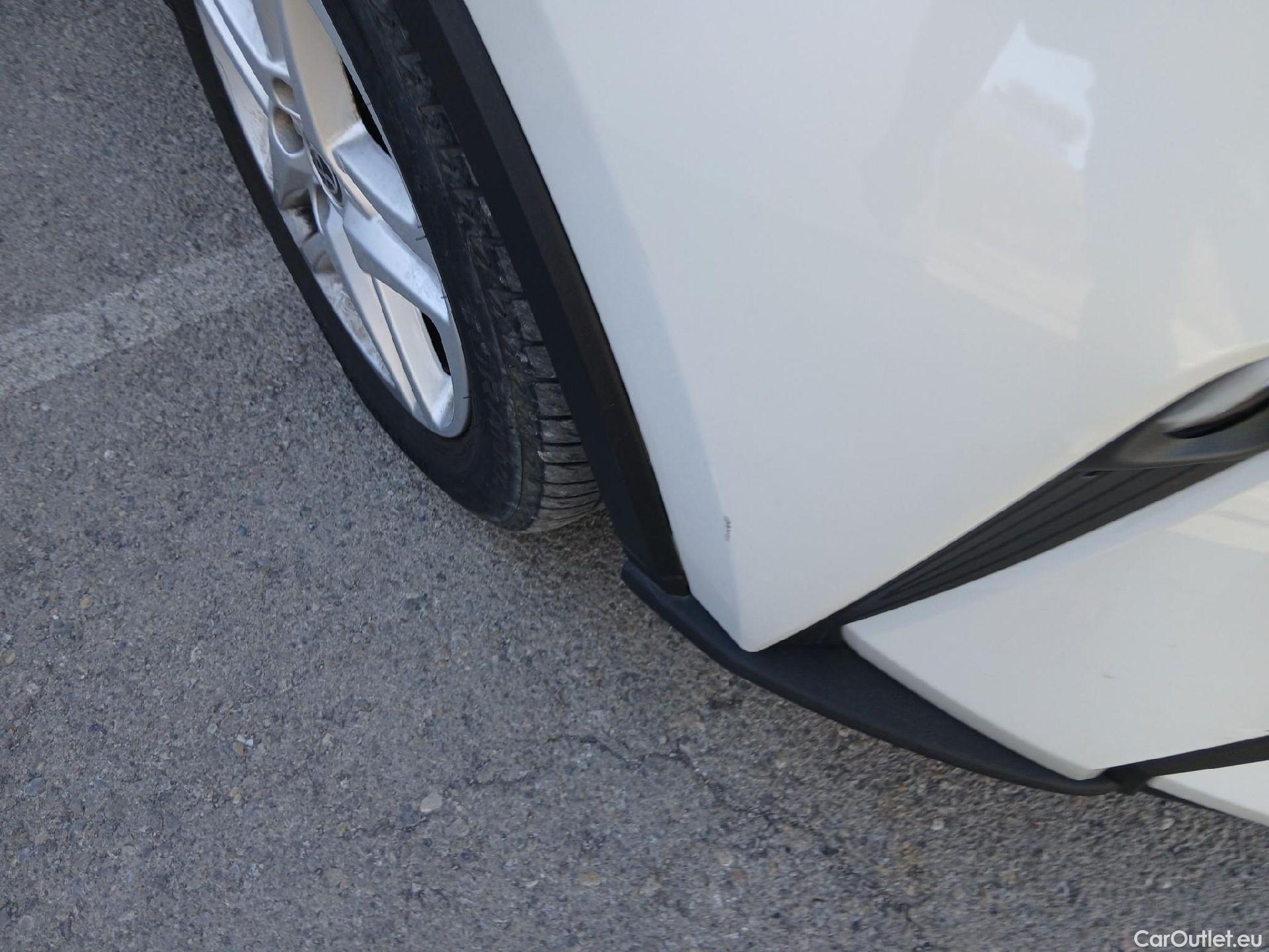  Toyota  C-HR TOYOTA  / 2019 / 5P / todoterreno 1.8 125H Active #2