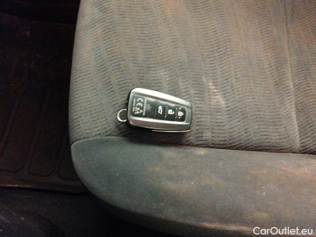  Toyota  Land Cruiser TOYOTA  / 2017 / 5P / todoterreno 2.8 D-4D VX AUTO #8