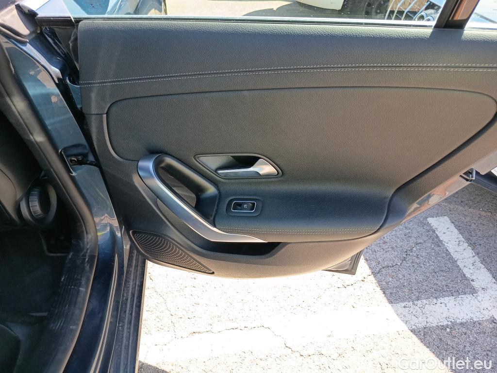  Mercedes  CLA-Klasse MERCEDES-BENZ CLA / 2019 / 5P / familiar CLA 250 e Shooting Brake #17