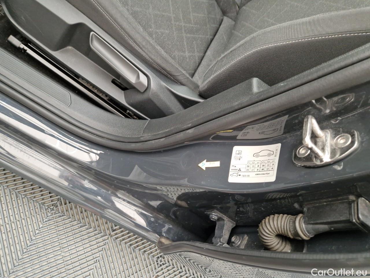  Volkswagen  Golf  Life 1.0 TSI #39