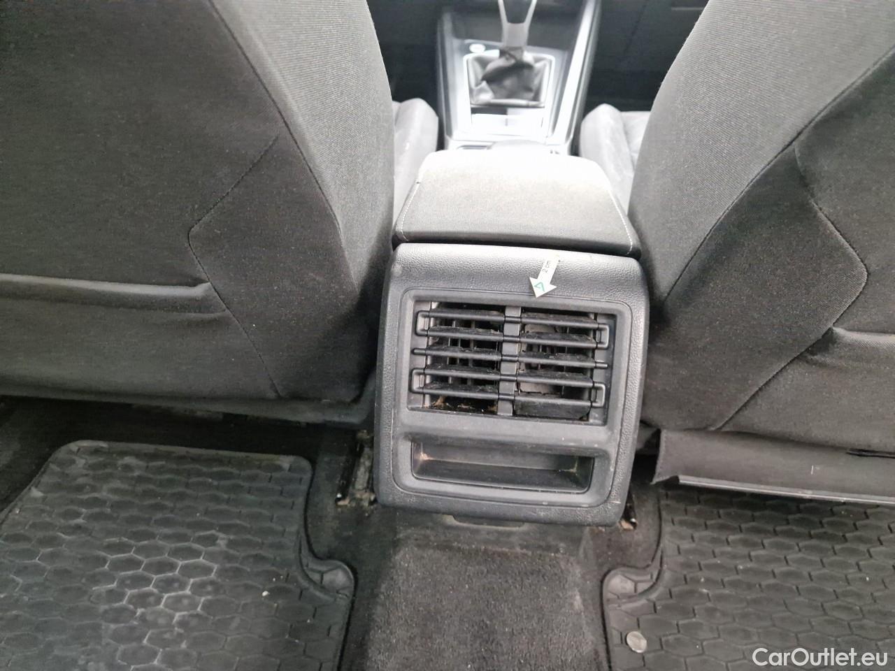  Volkswagen  Golf  Life 1.0 TSI #56