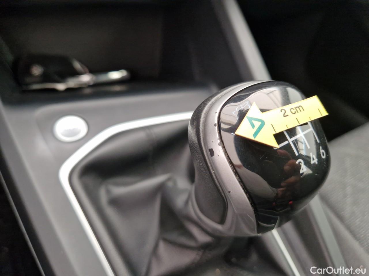  Volkswagen  Golf  Life 1.0 TSI #28