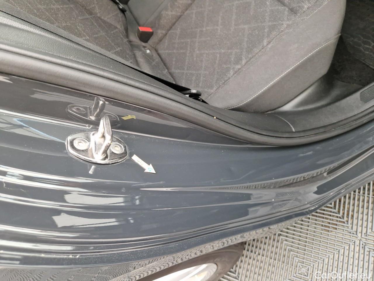  Volkswagen  Golf  Life 1.0 TSI #36