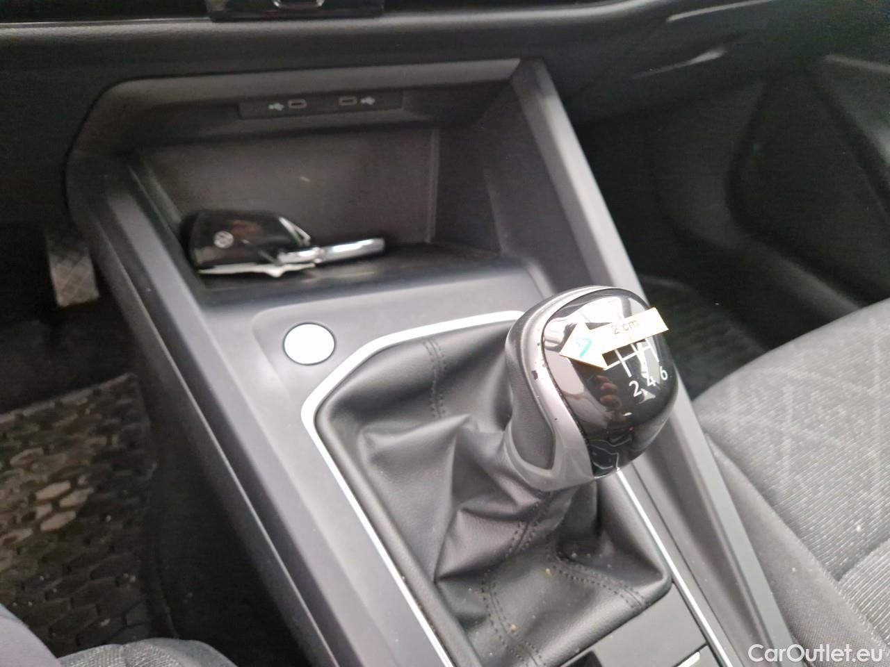  Volkswagen  Golf  Life 1.0 TSI #27