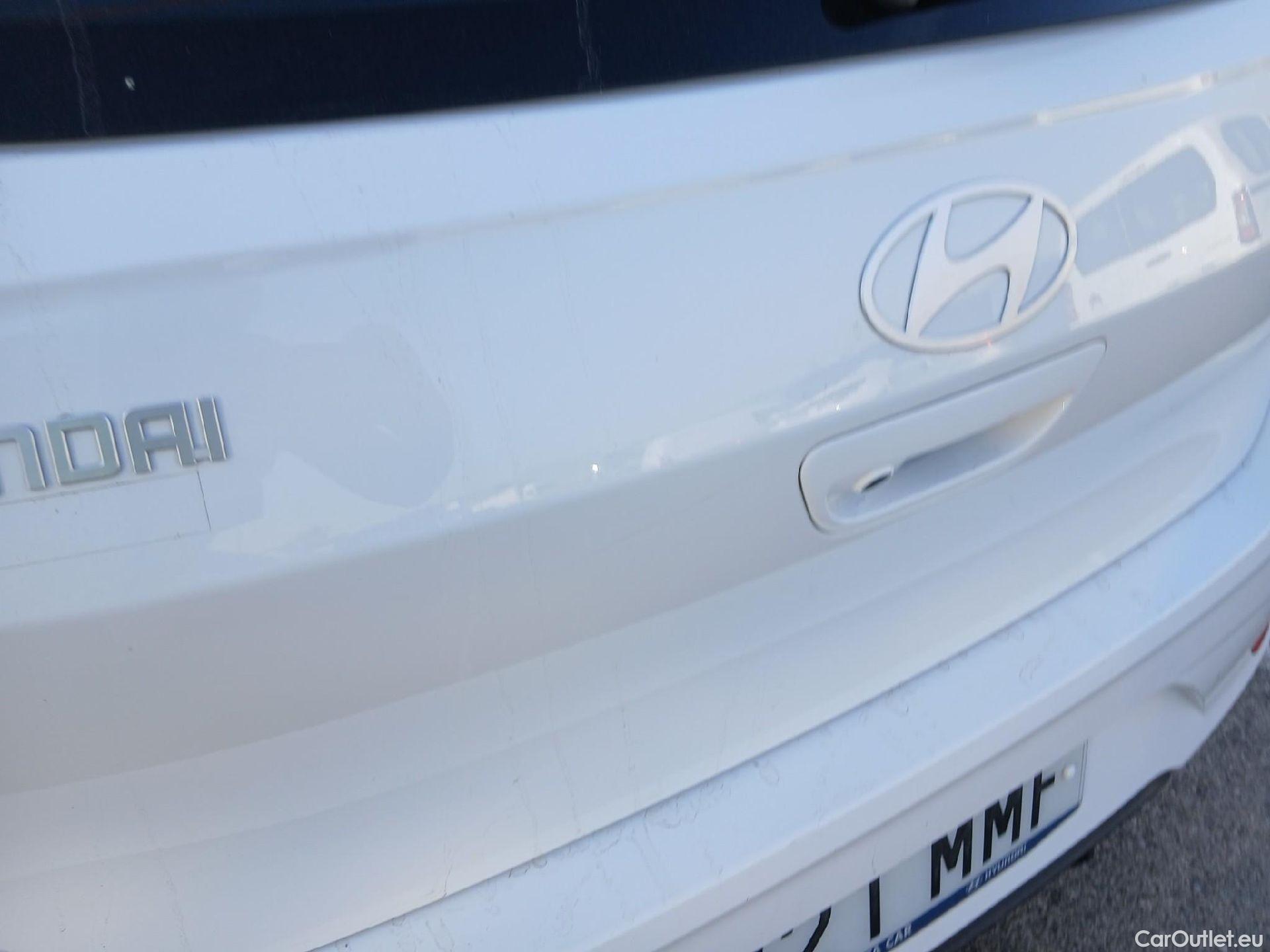  Hyundai  i10 HYUNDAI  / 2020 / 5P / berlina con portón 1.0 Klass AT #3