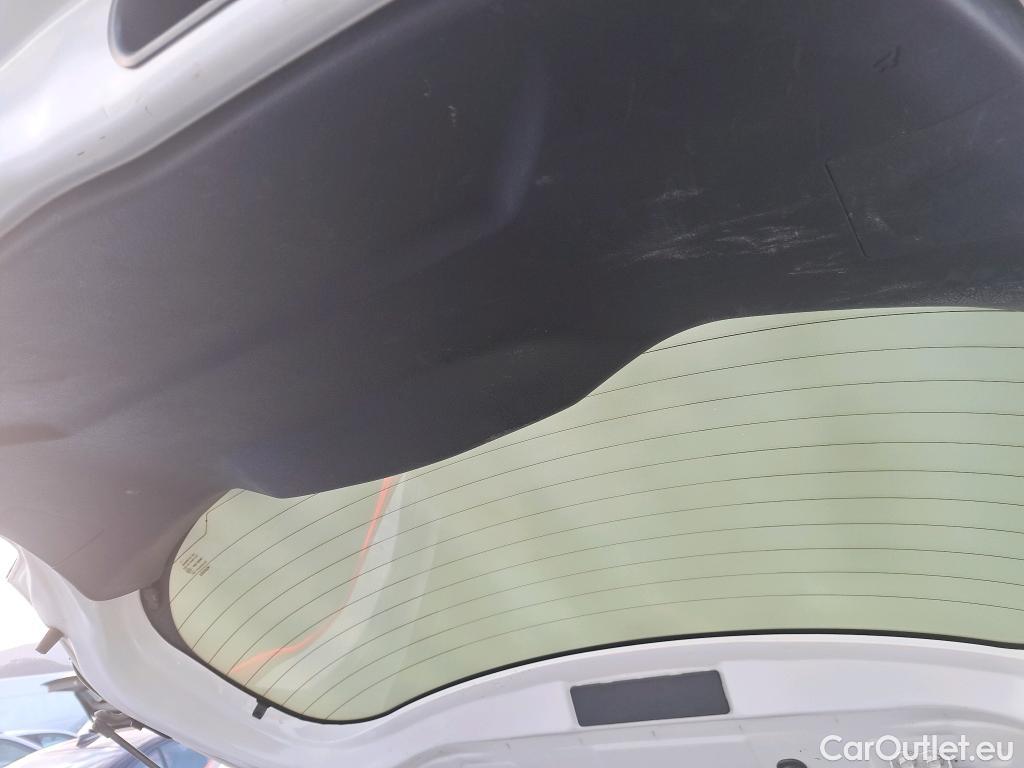  Toyota  Yaris TOYOTA  / 2017 / 5P / berlina con portón 1.5 100H Active #16