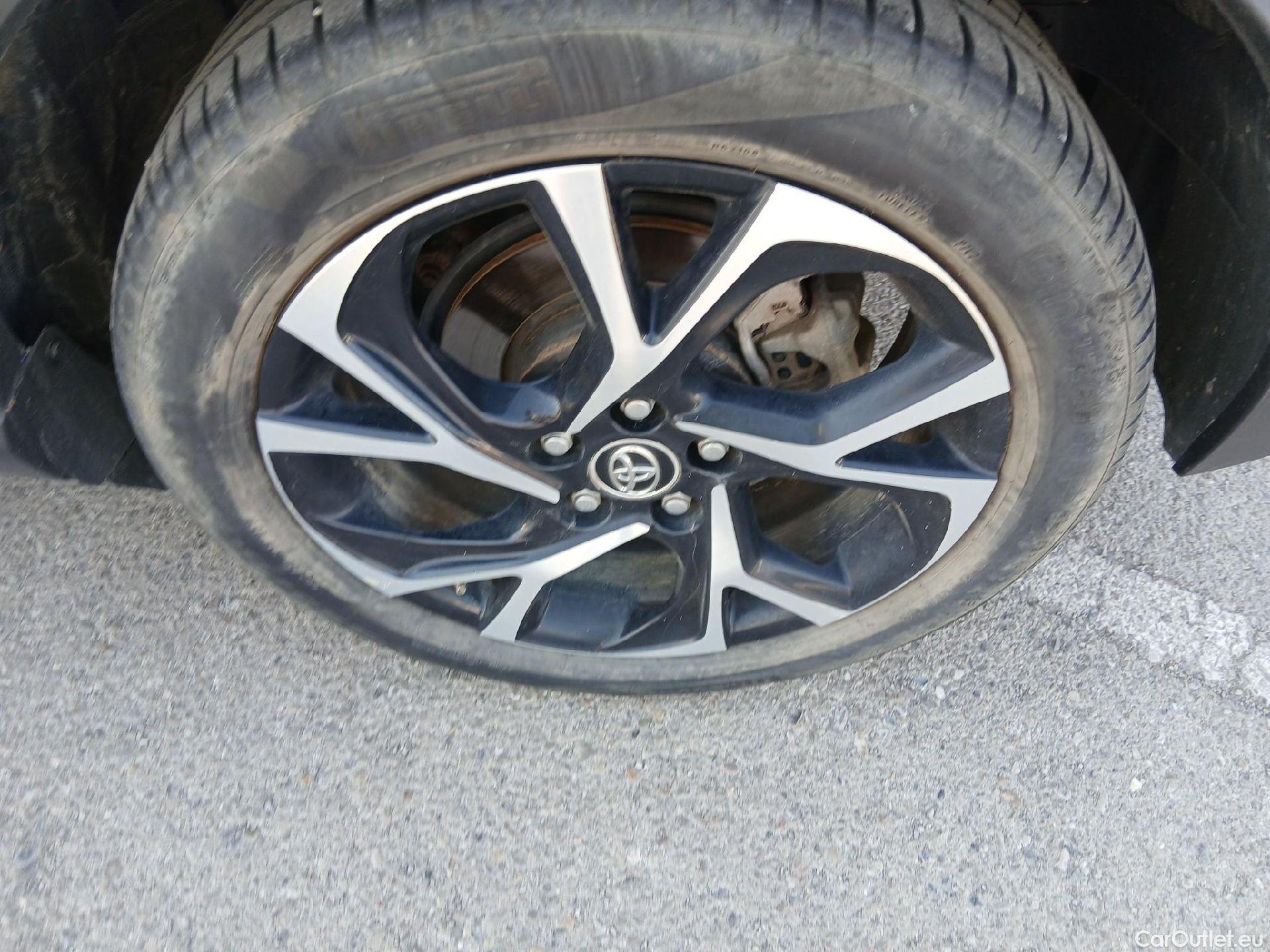  Toyota  C-HR TOYOTA  / 2016 / 5P / todoterreno 1.8 125H Advance #23