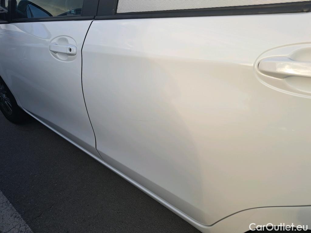  Toyota  Yaris TOYOTA  / 2017 / 5P / berlina con portón 1.5 100H Active #9