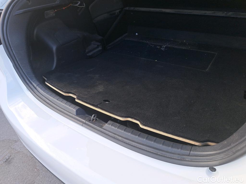  Toyota  Yaris TOYOTA  / 2017 / 5P / berlina con portón 1.5 100H Active #17