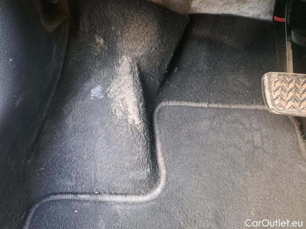 Toyota  Yaris TOYOTA  / 2017 / 5P / berlina con portón 1.5 100H Active #2