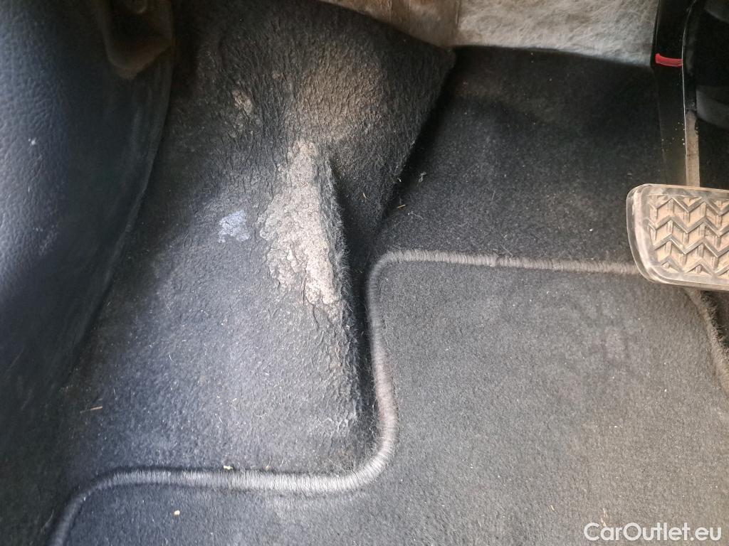  Toyota  Yaris TOYOTA  / 2017 / 5P / berlina con portón 1.5 100H Active #1