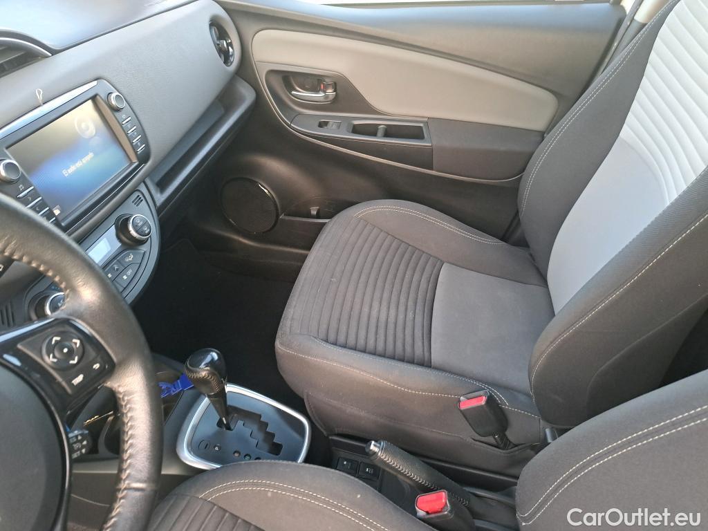  Toyota  Yaris TOYOTA  / 2017 / 5P / berlina con portón 1.5 100H Active #13