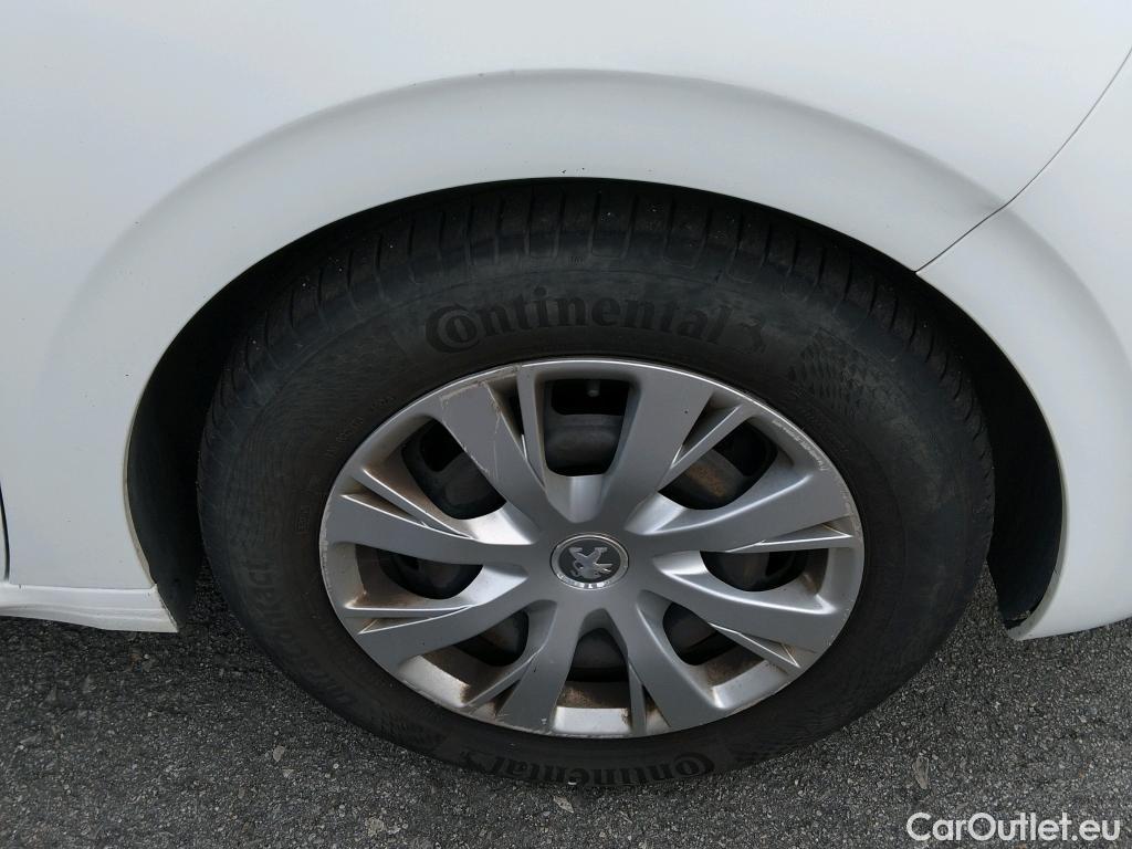  Peugeot  208 PEUGEOT  / 2019 / 5P / berlina con portón BlueHDi 73kW (100CV) Active #24