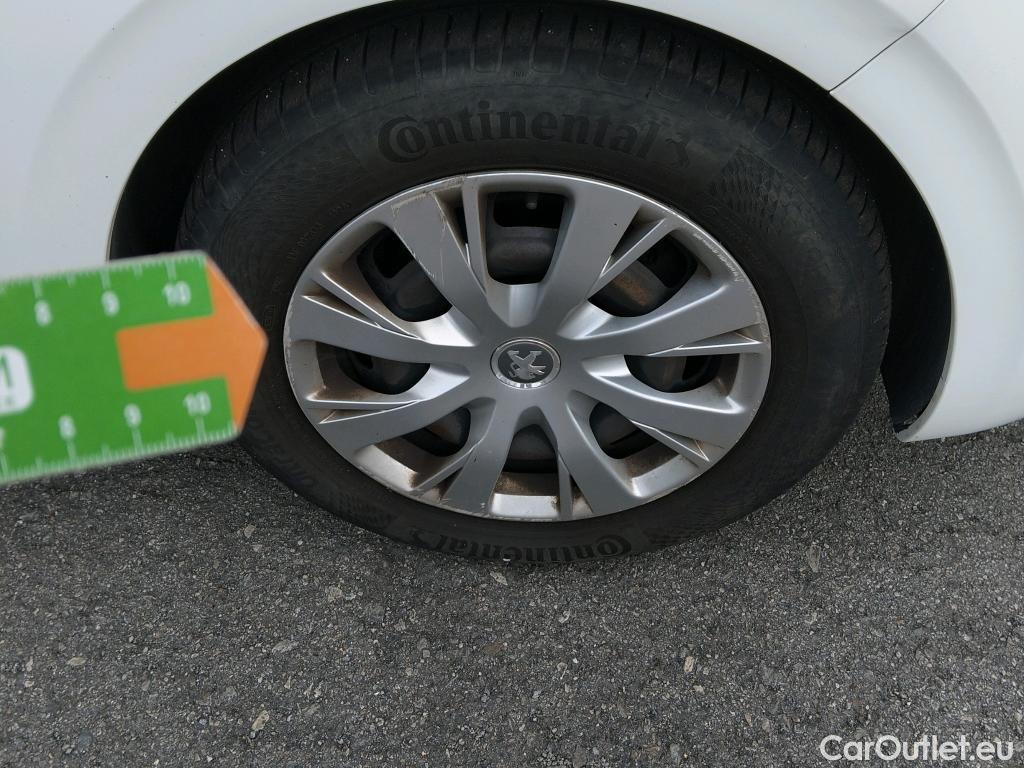  Peugeot  208 PEUGEOT  / 2019 / 5P / berlina con portón BlueHDi 73kW (100CV) Active #25