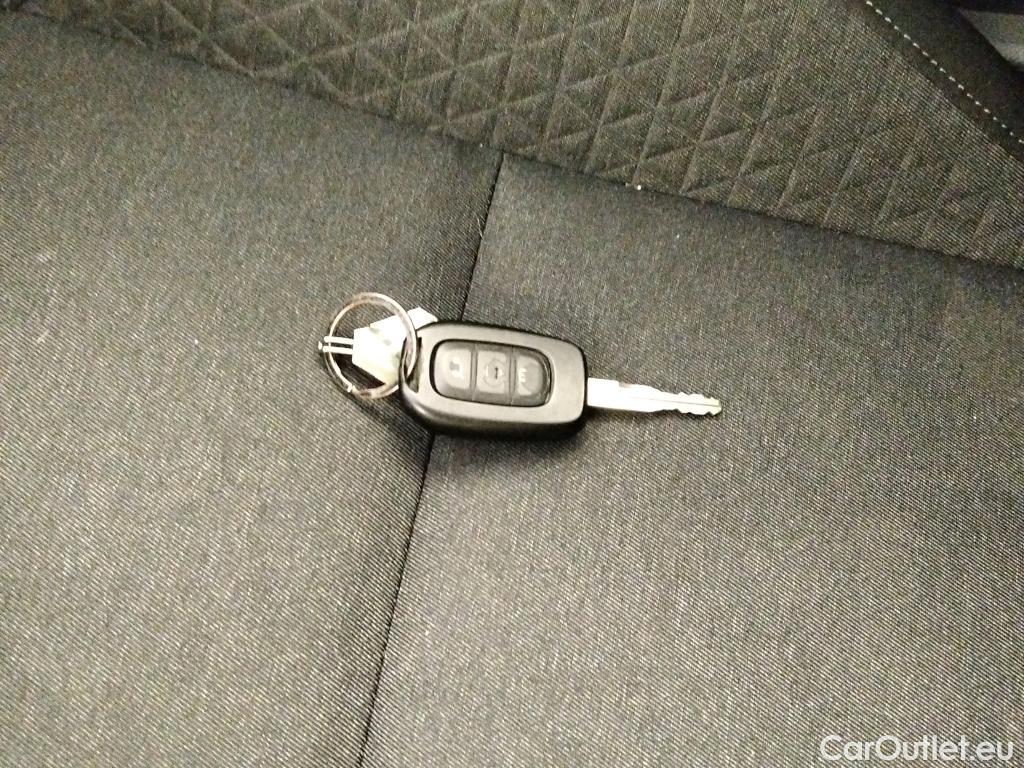  Renault  Clio RENAULT  / 2019 / 5P / berlina con portón Equilibre Blue dCi 74kW (100CV) #3