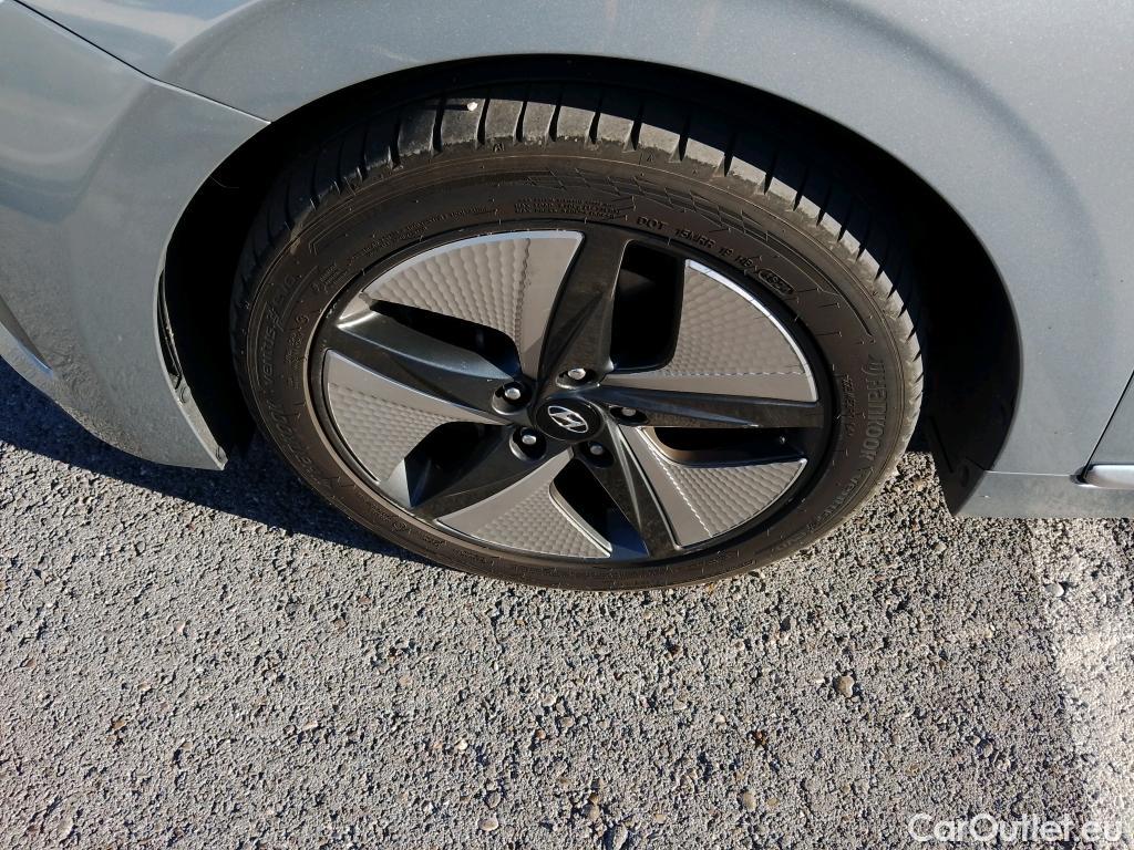  Hyundai   Ioniq HYUNDAI / 2019 / 5P / berlina con portón 1.6 GDI HEV Tecno DCT #3