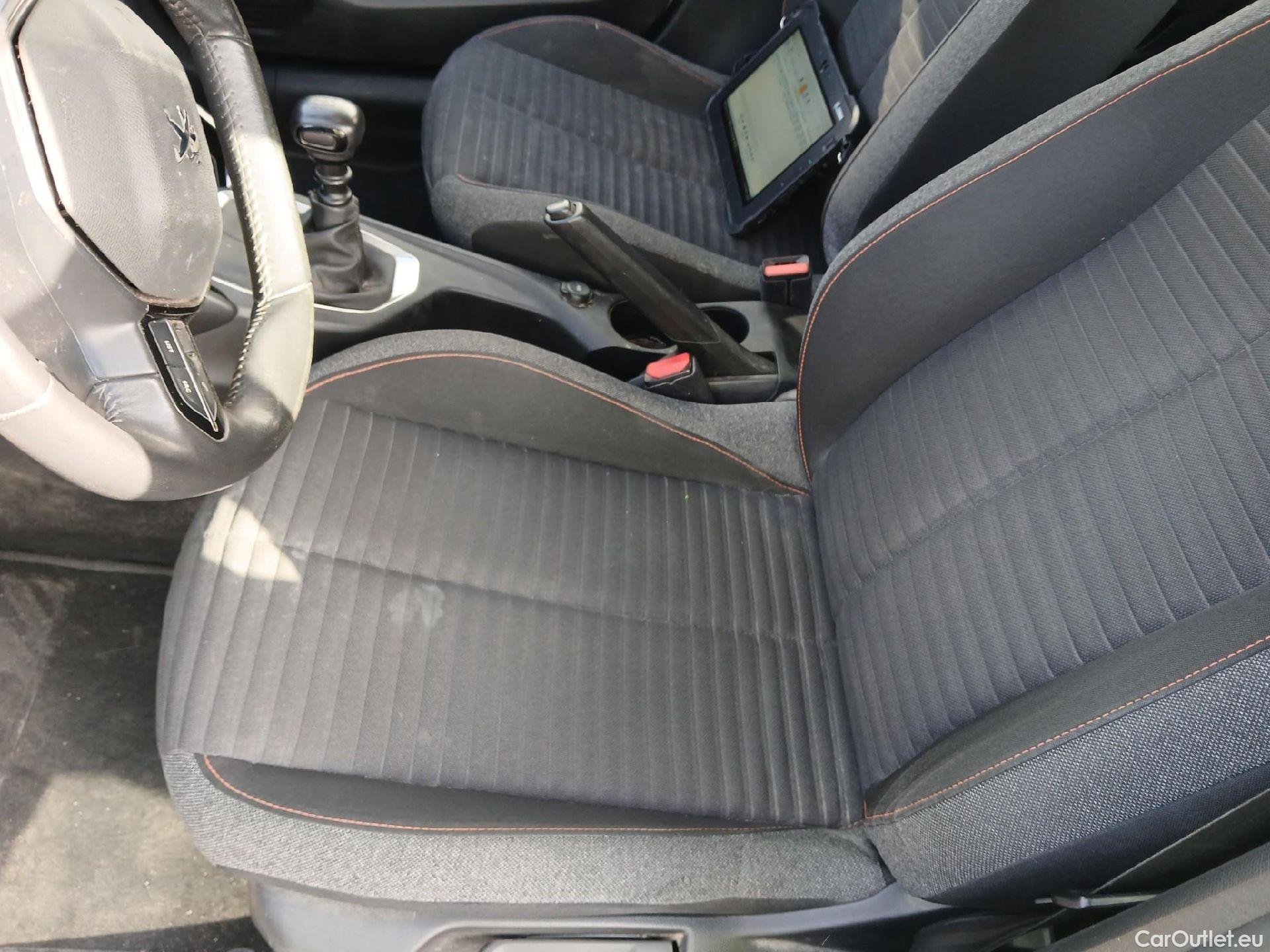  Peugeot  208 PEUGEOT  / 2019 / 5P / berlina con portón BlueHDi 73kW (100CV) Active #1
