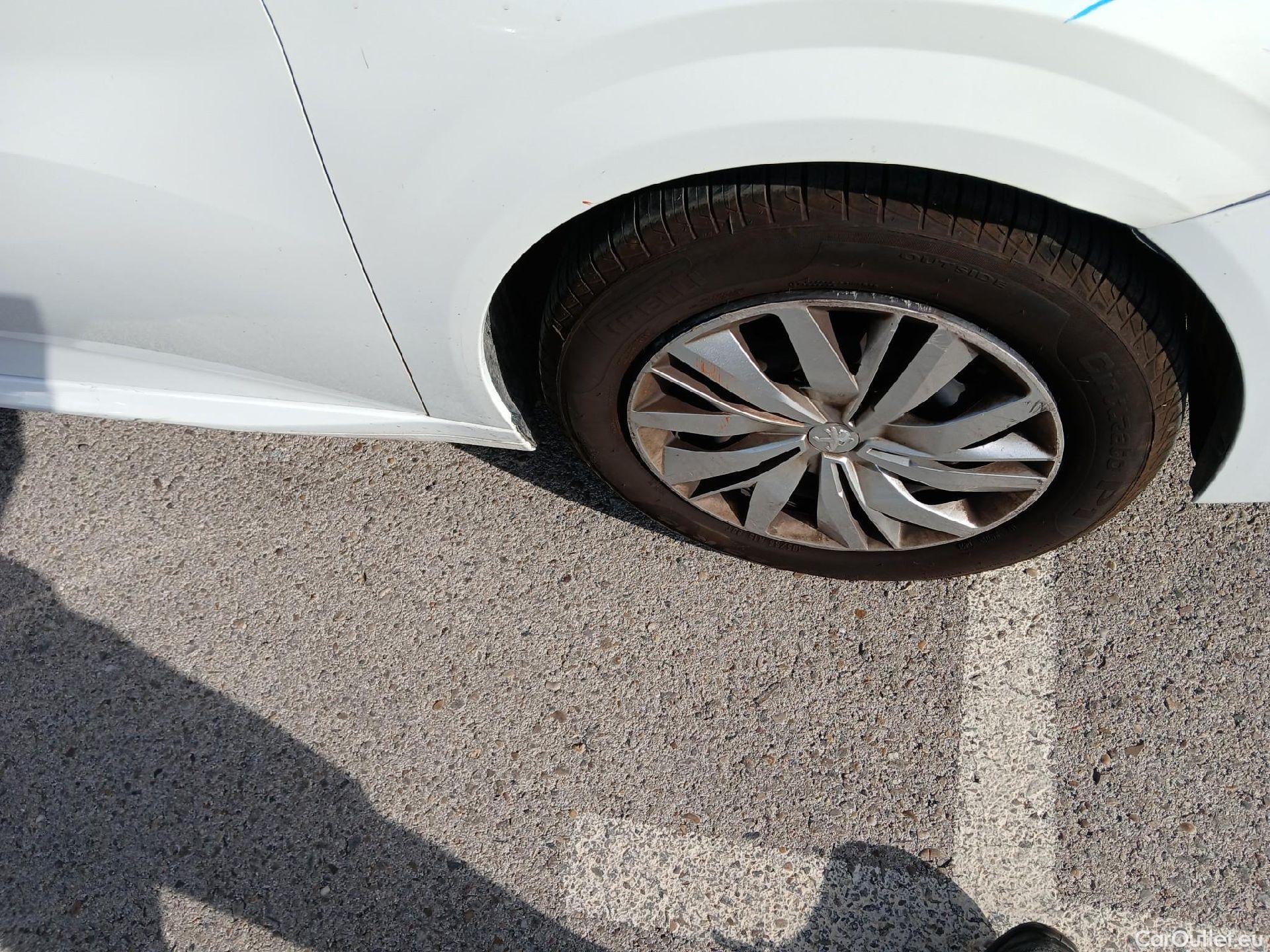  Peugeot  208 PEUGEOT  / 2019 / 5P / berlina con portón BlueHDi 73kW (100CV) Active #49