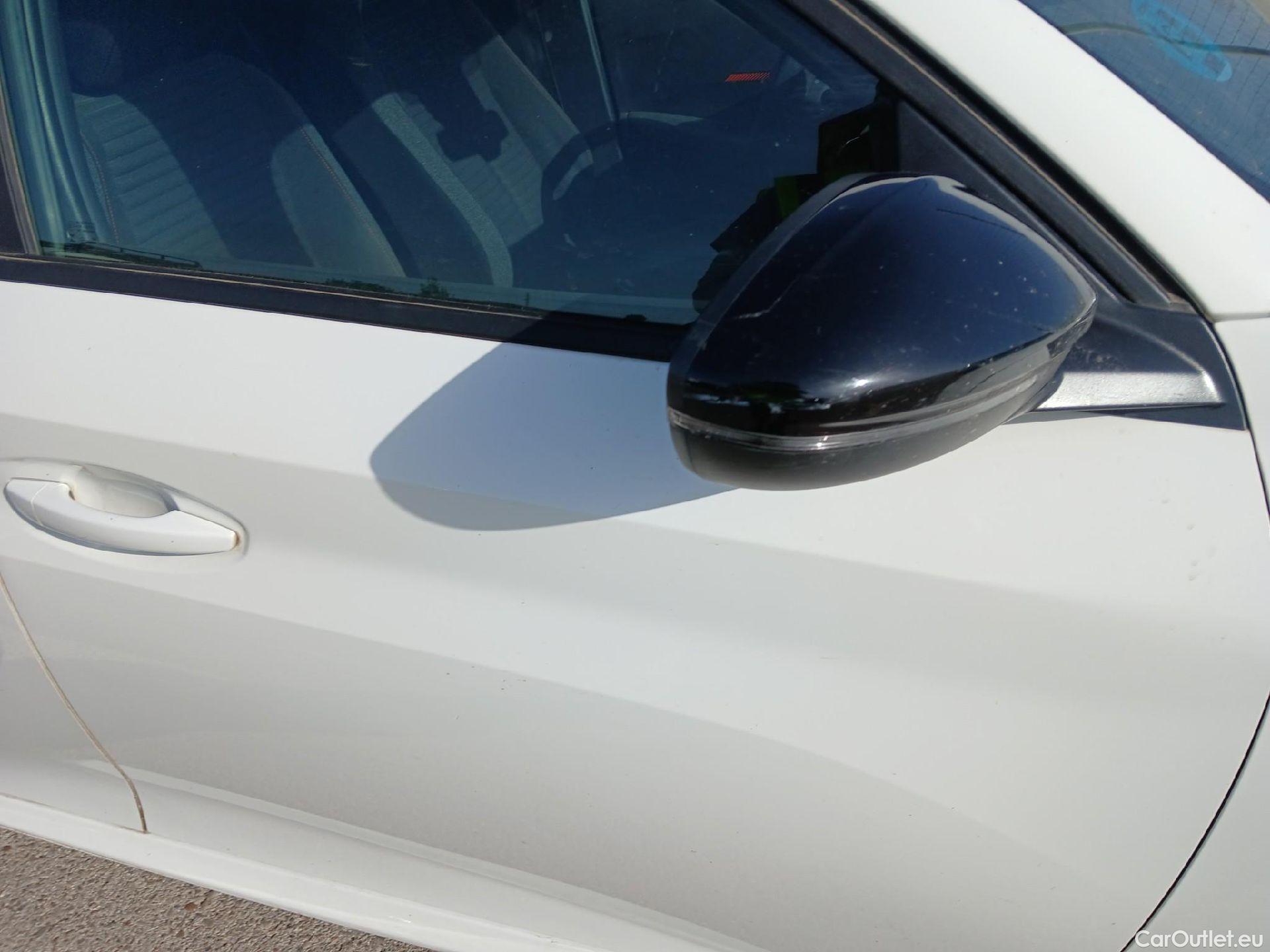  Peugeot  208 PEUGEOT  / 2019 / 5P / berlina con portón BlueHDi 73kW (100CV) Active #44