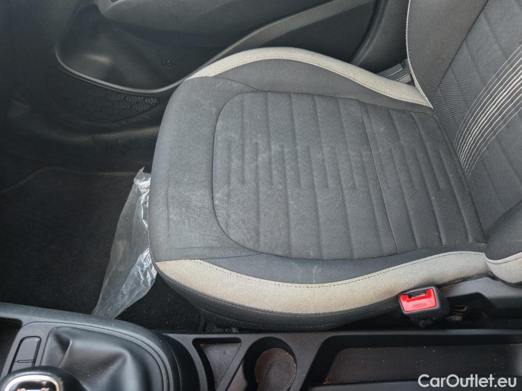  Hyundai  i10 HYUNDAI  / 2020 / 5P / berlina con portón 1.0 Klass #18
