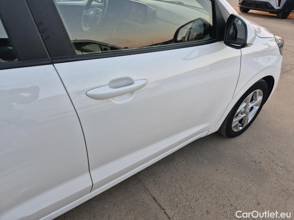  Hyundai  i10 HYUNDAI  / 2020 / 5P / berlina con portón 1.0 Klass #10
