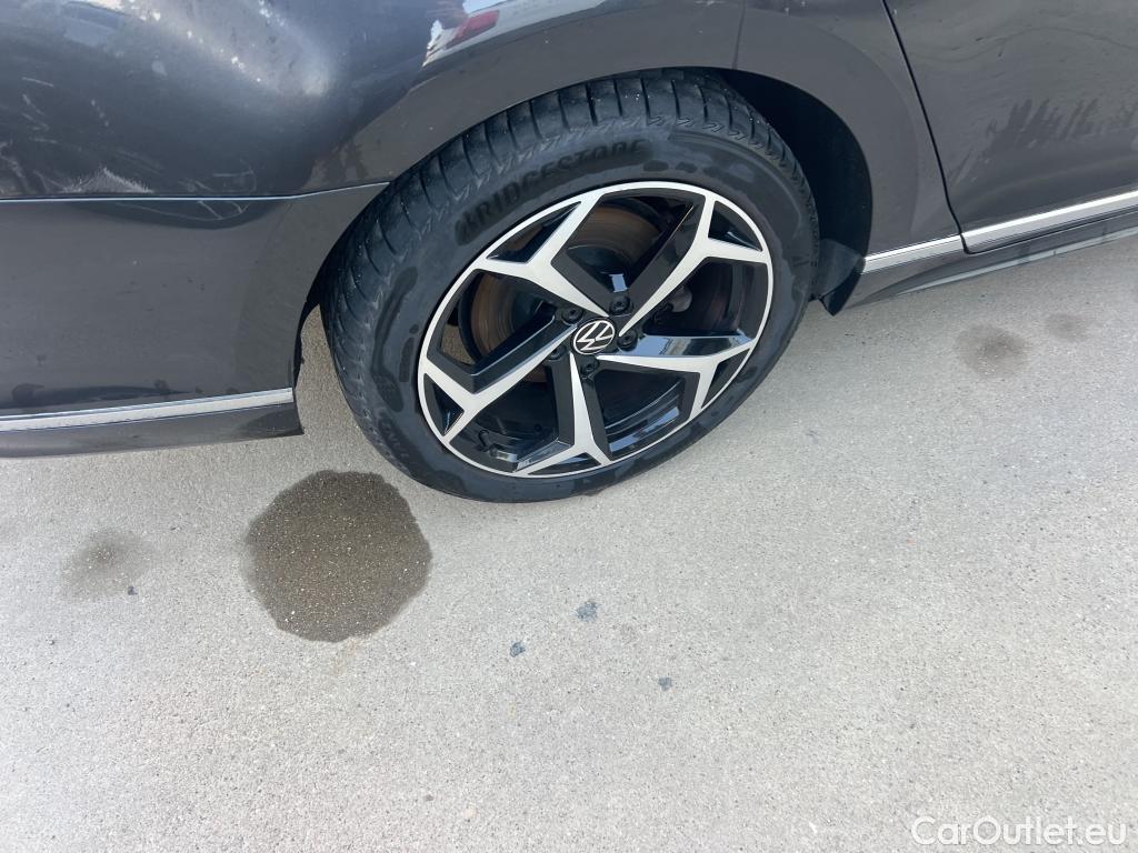  Volkswagen  Passat VOLKSWAGEN  / 2019 / 5P / familiar Variant R-Line 2.0 TDI 110kW DSG #9
