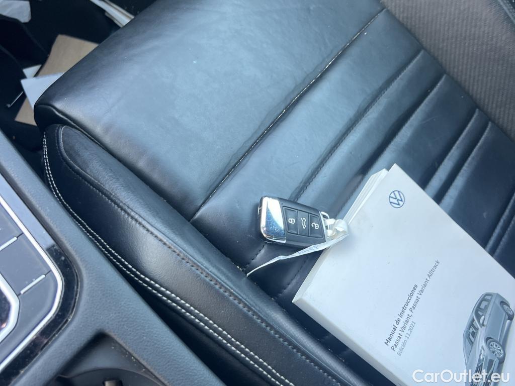  Volkswagen  Passat VOLKSWAGEN  / 2019 / 5P / familiar Variant R-Line 2.0 TDI 110kW DSG #2
