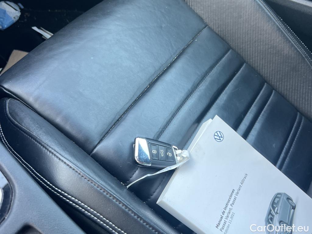  Volkswagen  Passat VOLKSWAGEN  / 2019 / 5P / familiar Variant R-Line 2.0 TDI 110kW DSG #1