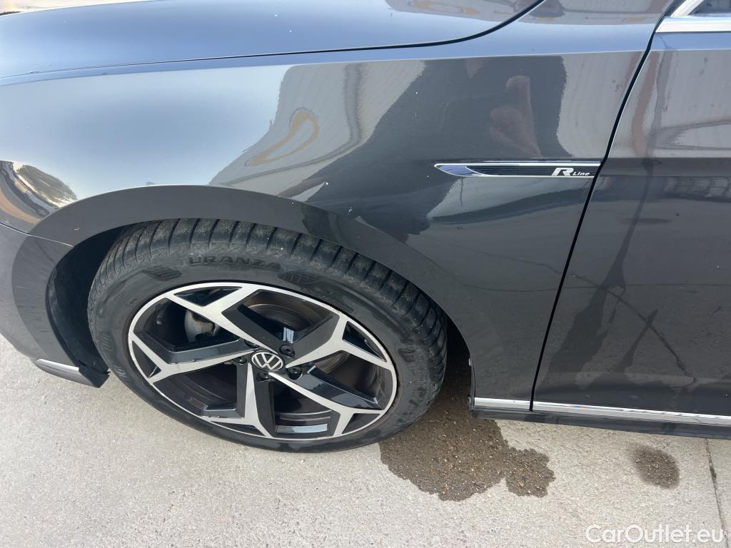  Volkswagen  Passat VOLKSWAGEN  / 2019 / 5P / familiar Variant R-Line 2.0 TDI 110kW DSG #24