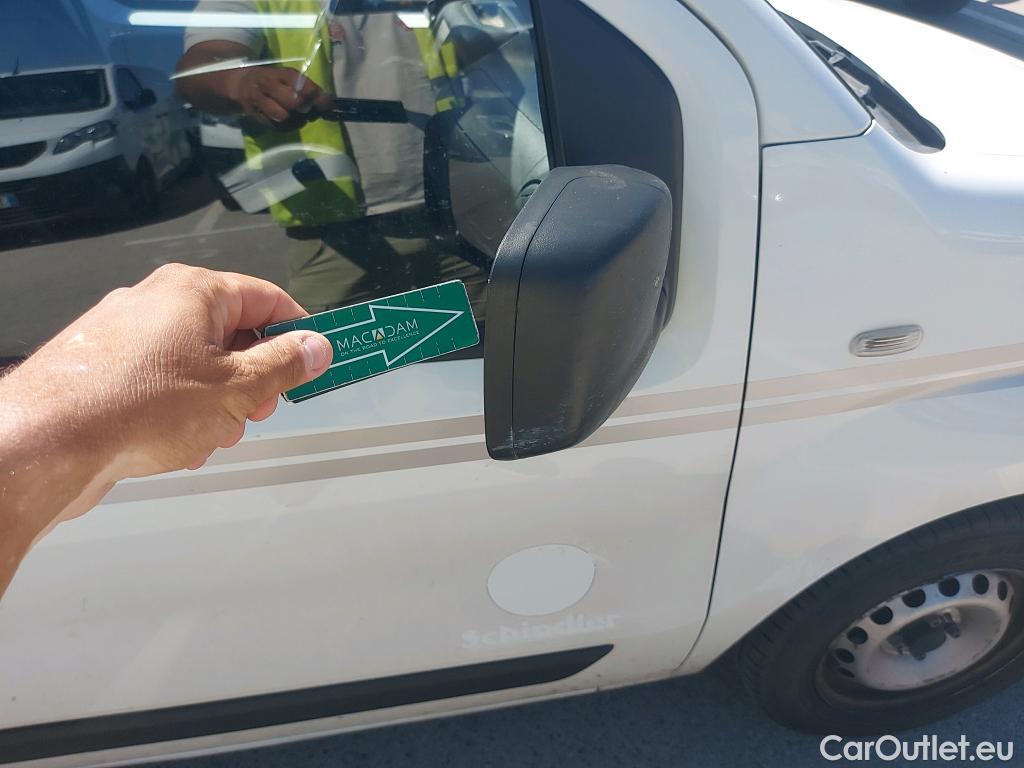  Fiat  Fiorino FIAT  / 2016 / 3P / furgón derivado de turismo Cargo Base 1.3 Mjet 59kW (80CV) E6 #32