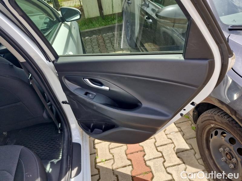  Hyundai  i30   cw (PD)(2017->)  kom.1.5T-GDI Smart 5d #16