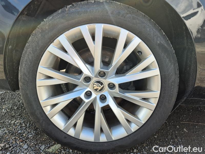  Skoda  Superb  (3V3)(2015) Supe.2.0TDI 147 L&K 4x4 Aut #18