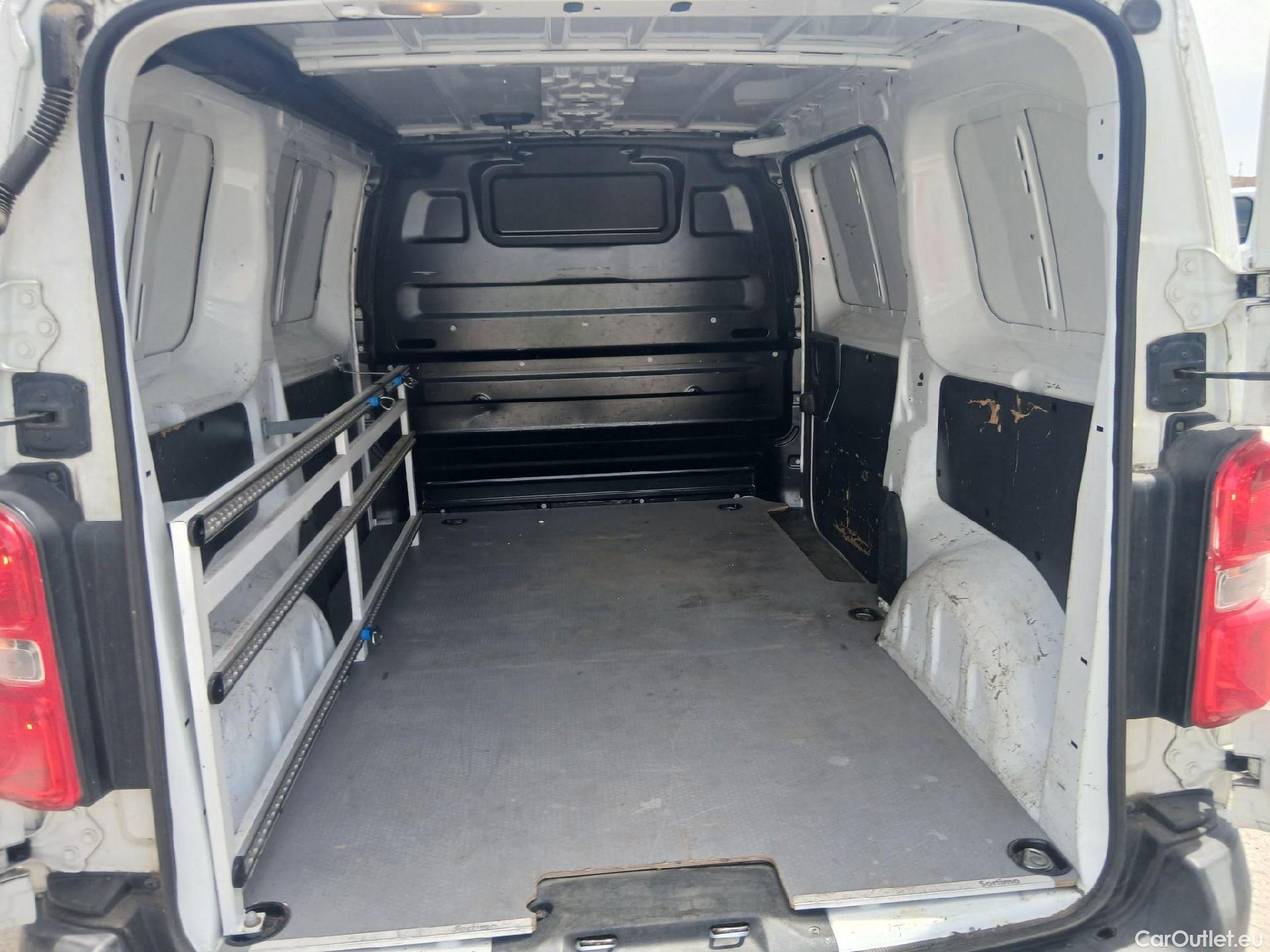  Peugeot  Expert PEUGEOT  / 2016 / 4P / furgón Furgón Premium 1.5 BlueHDi 120 Standard #48
