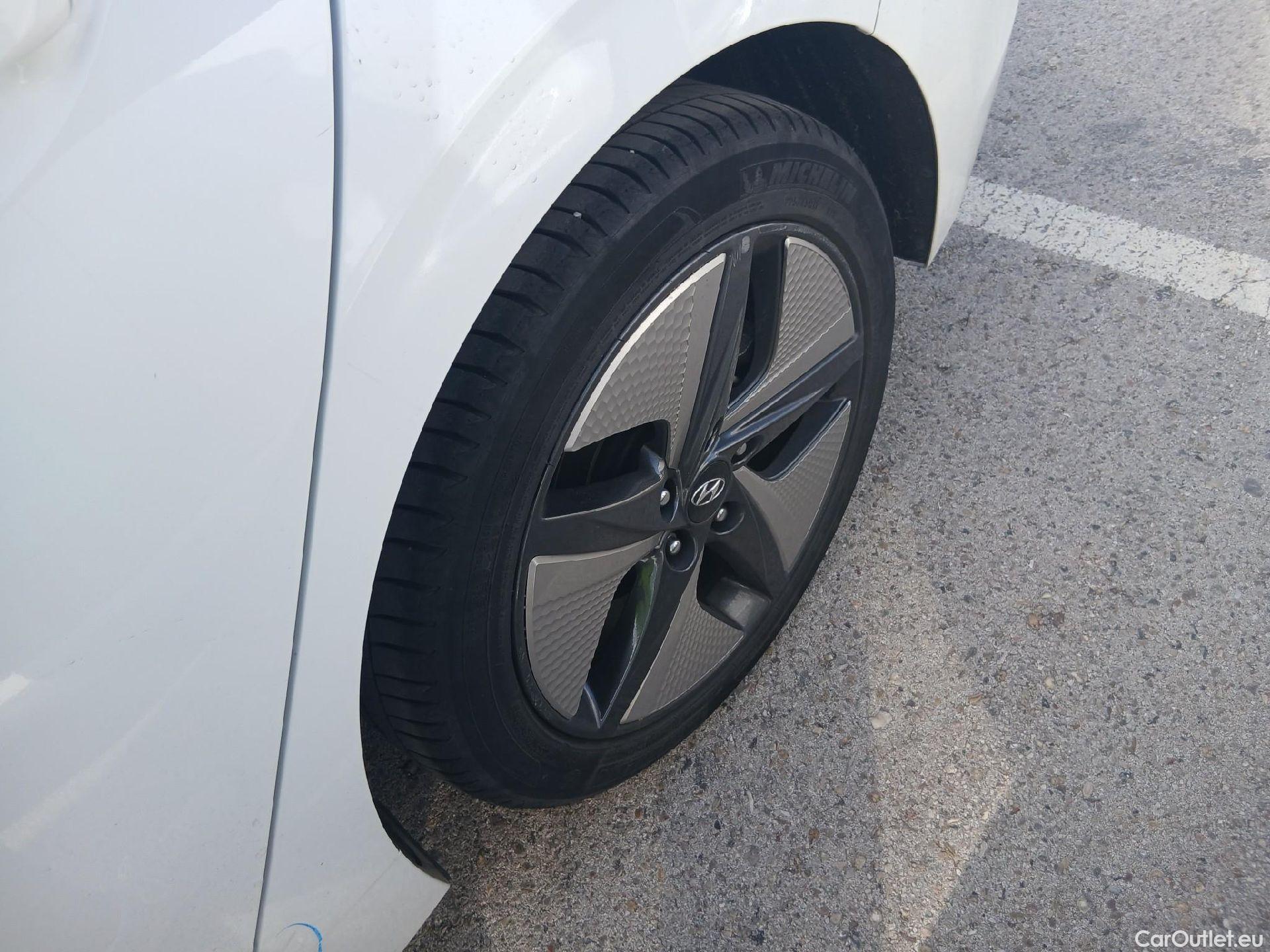  Hyundai   Ioniq HYUNDAI / 2019 / 5P / berlina con portón 1.6 GDI HEV Tecno DCT #16