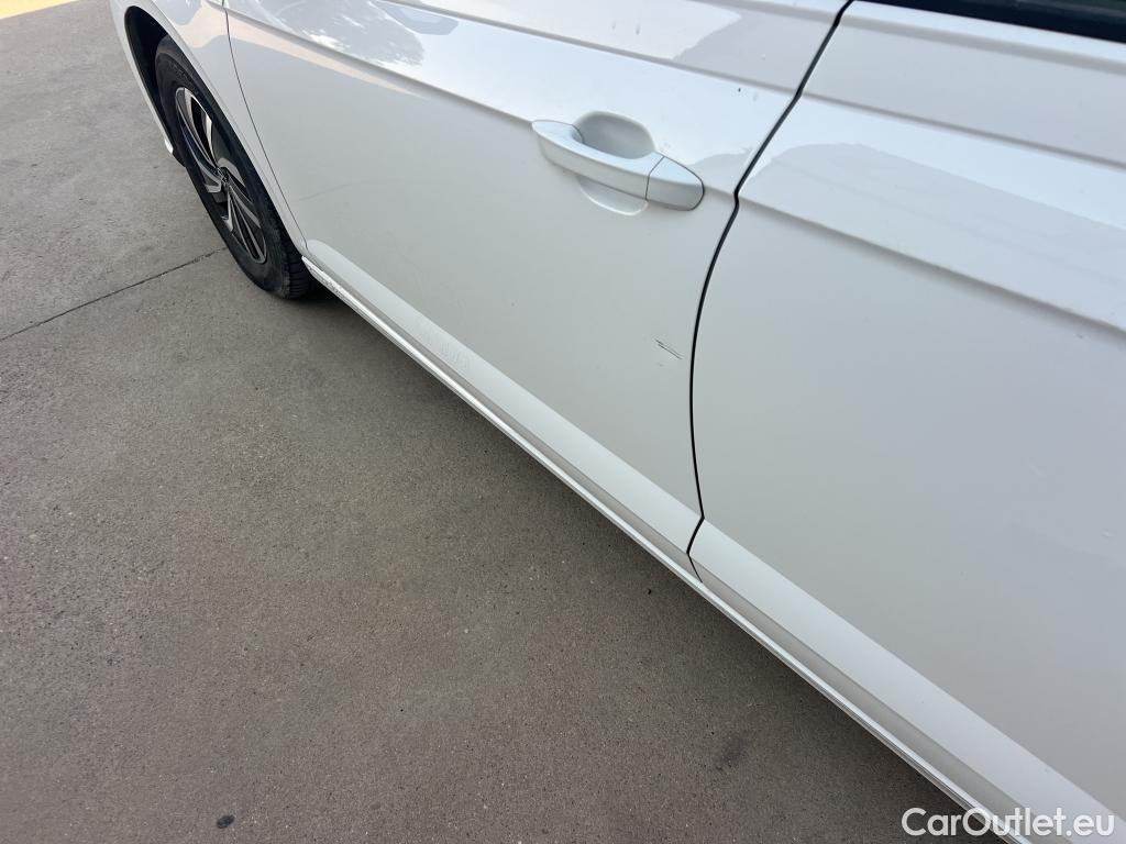  Volkswagen  Polo VOLKSWAGEN  / 2021 / 5P / berlina con portón Life 1.0 TSI 70kW (95CV) #3