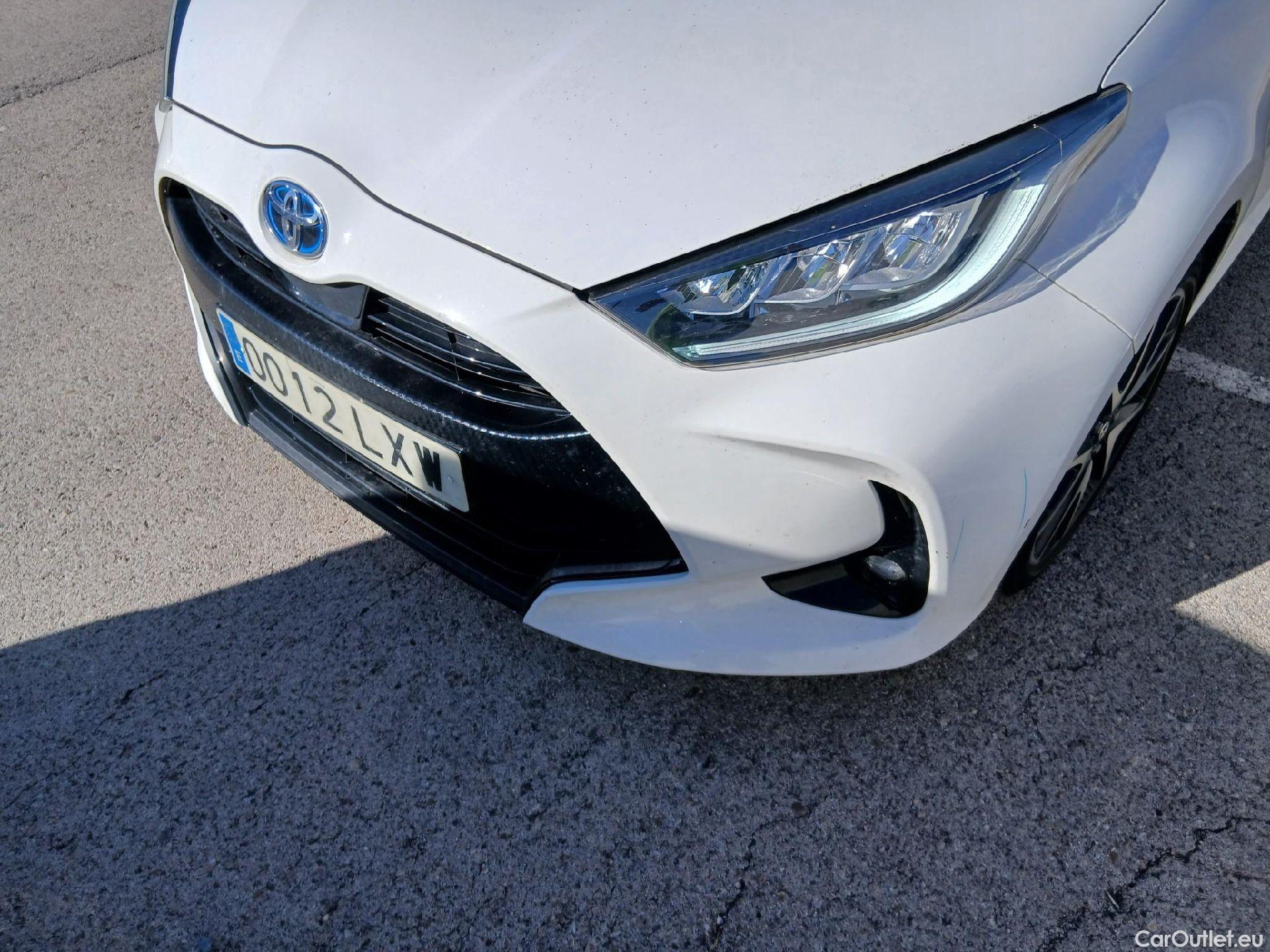  Toyota  Yaris TOYOTA  / 2020 / 5P / berlina con portón 1.5 120H Style #3