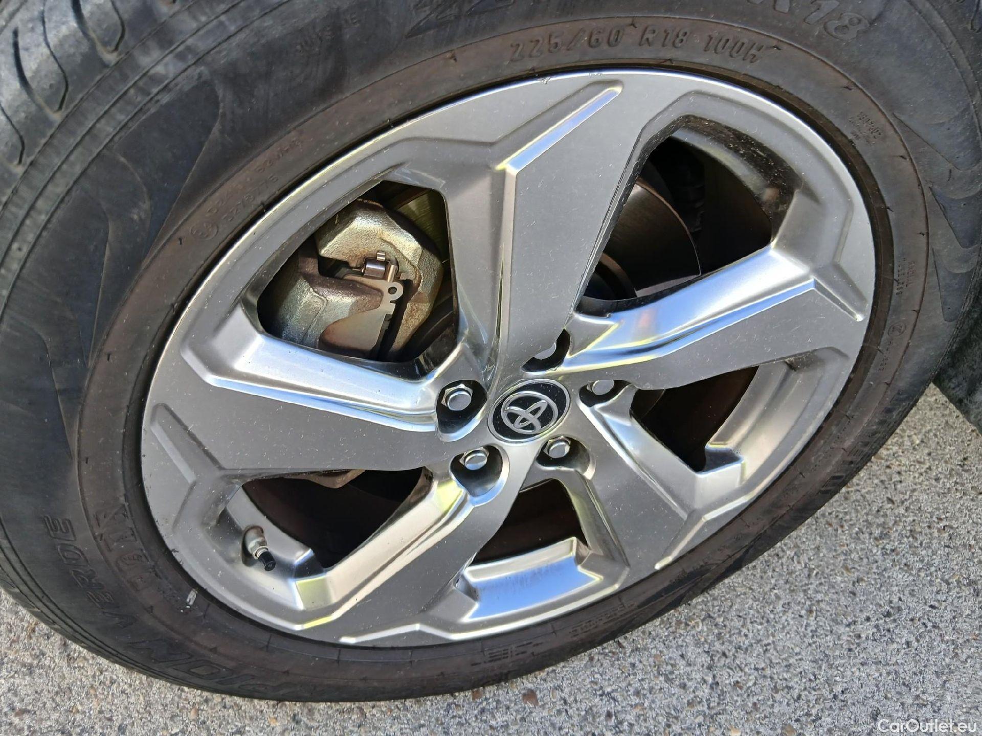  Toyota  RAV4 TOYOTA  / 2018 / 5P / todoterreno 2.5l 220H Advance #9