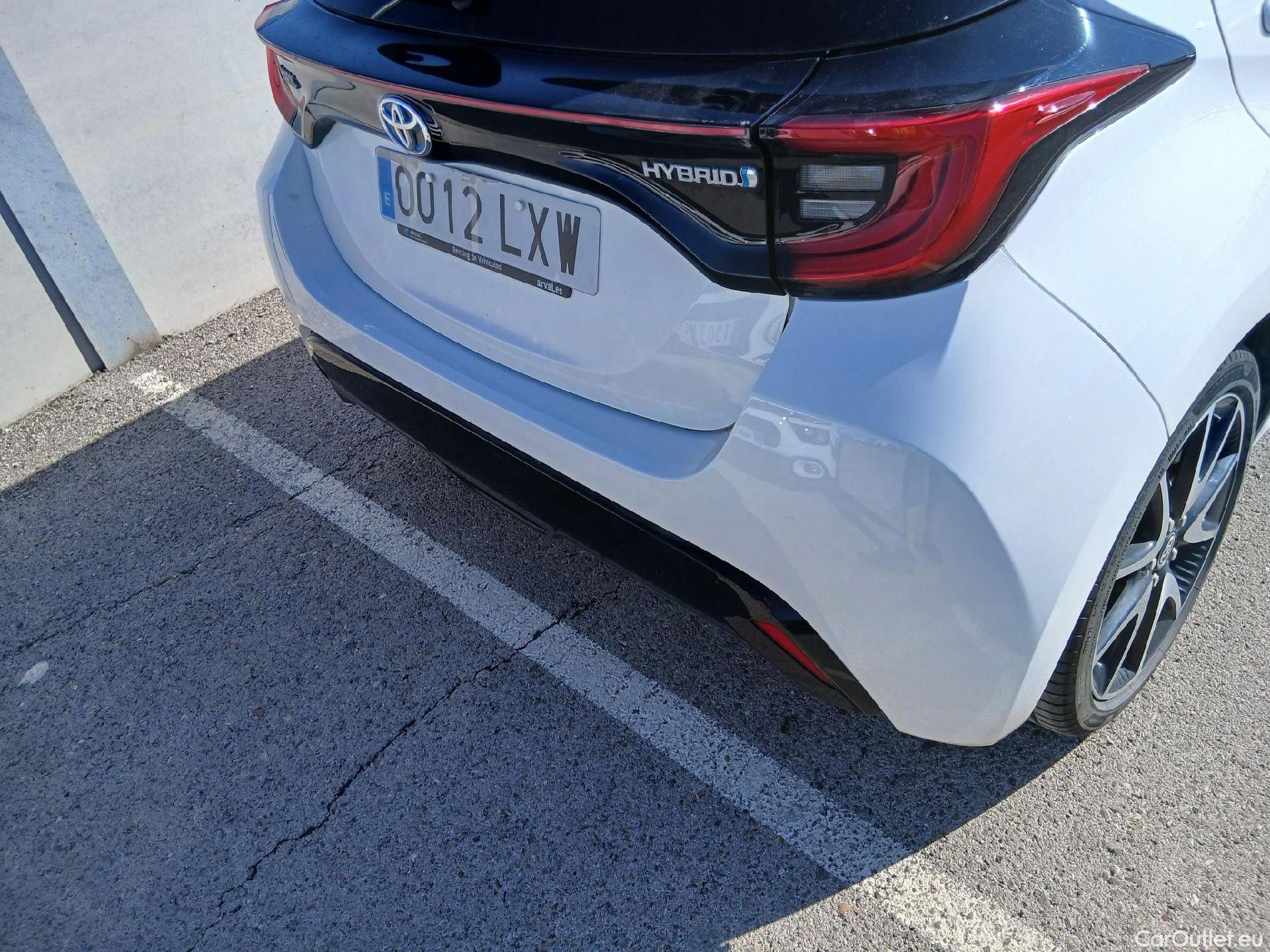  Toyota  Yaris TOYOTA  / 2020 / 5P / berlina con portón 1.5 120H Style #16