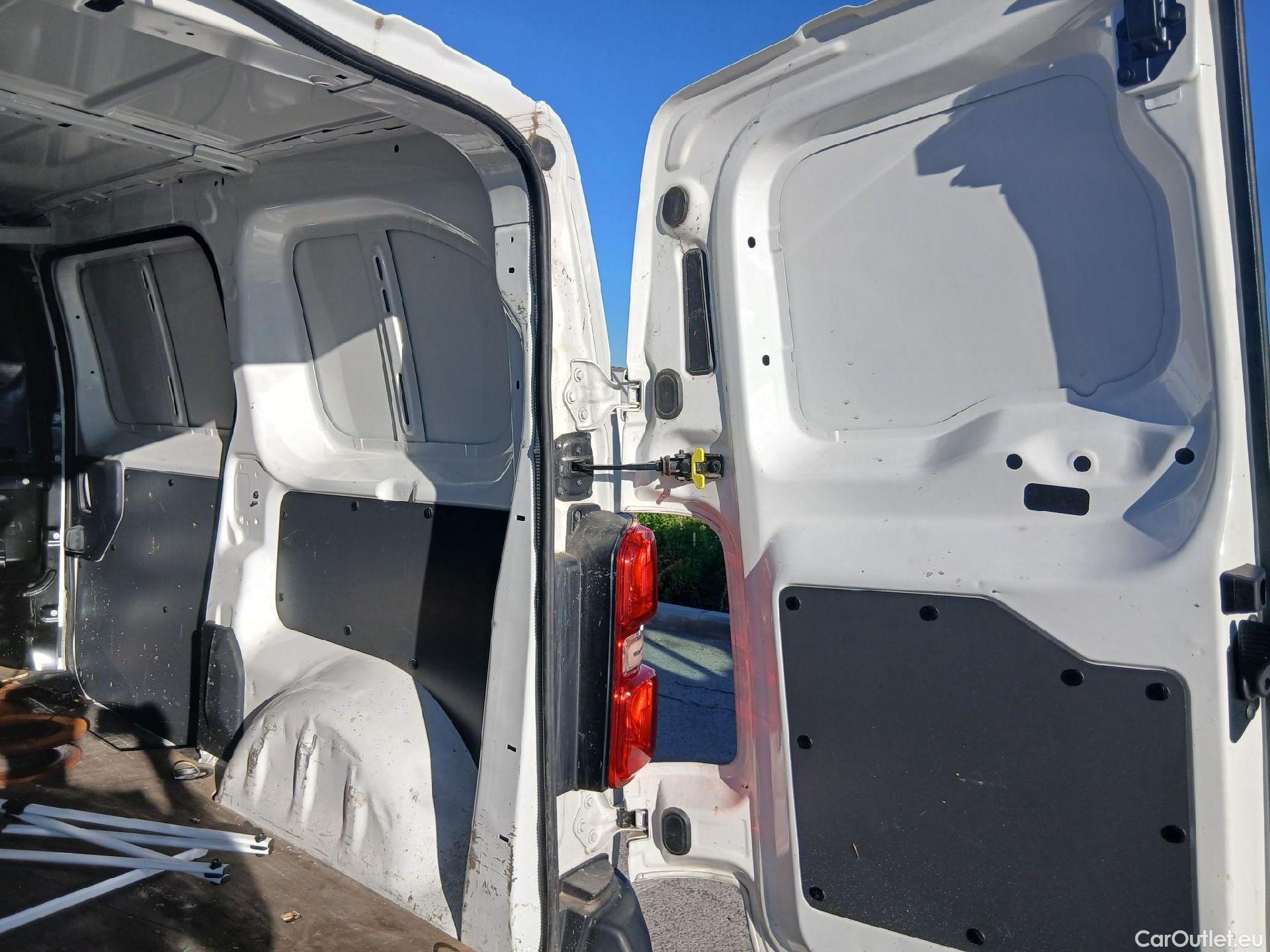  Peugeot  Expert PEUGEOT  / 2016 / 4P / furgón Furgón Premium 2.0 BlueHDi 120 Standard #24