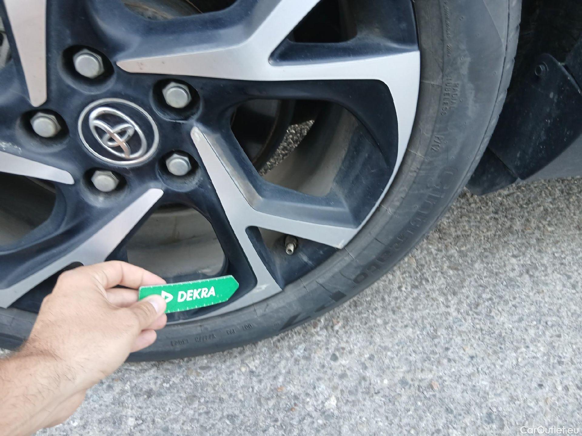  Toyota  C-HR TOYOTA  / 2016 / 5P / todoterreno 1.8 125H Advance (CX) #19