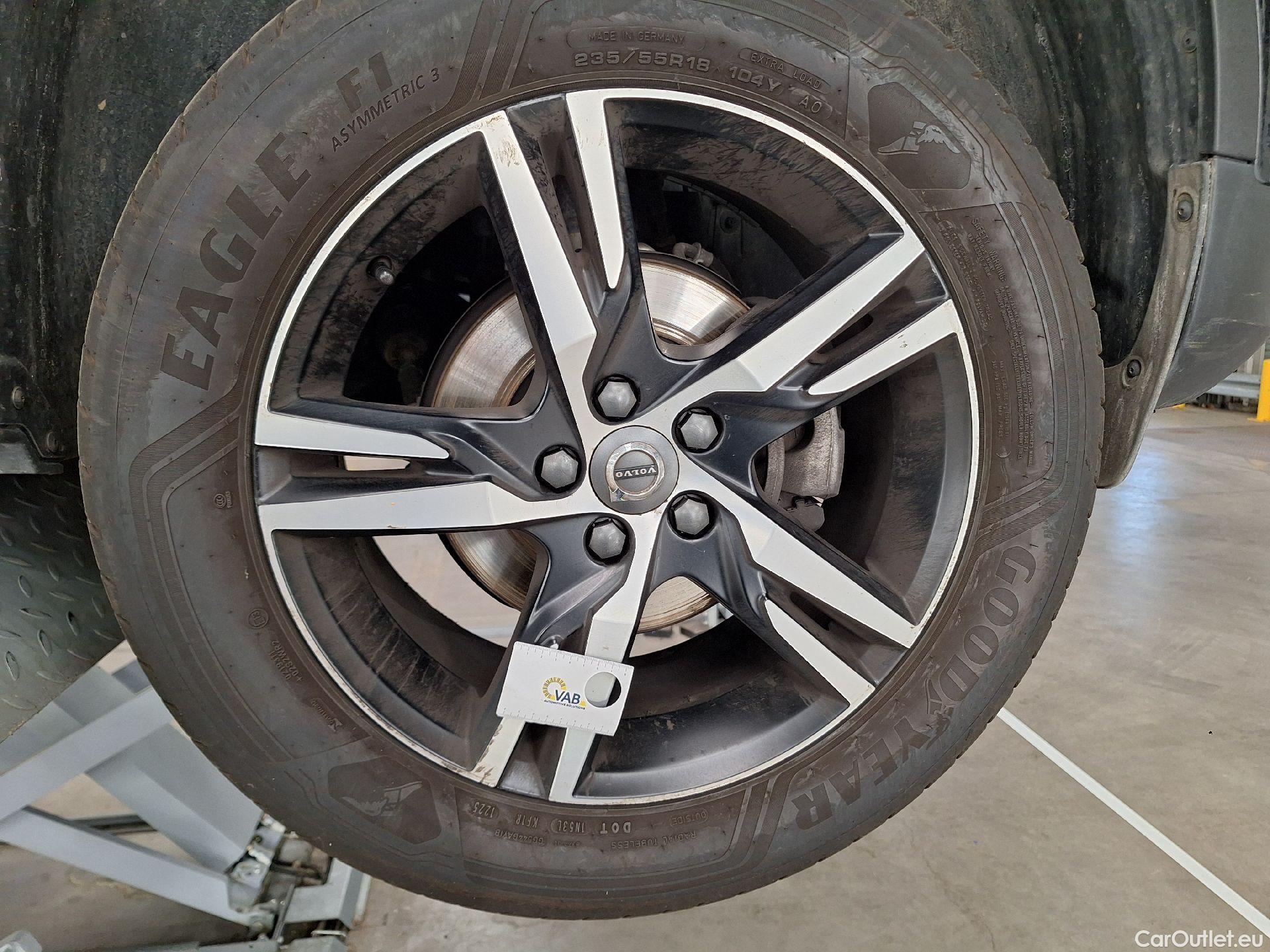  Volvo  XC 40 Volvo, XC40 '17, Volvo XC40 T3 R-Design 5d #33