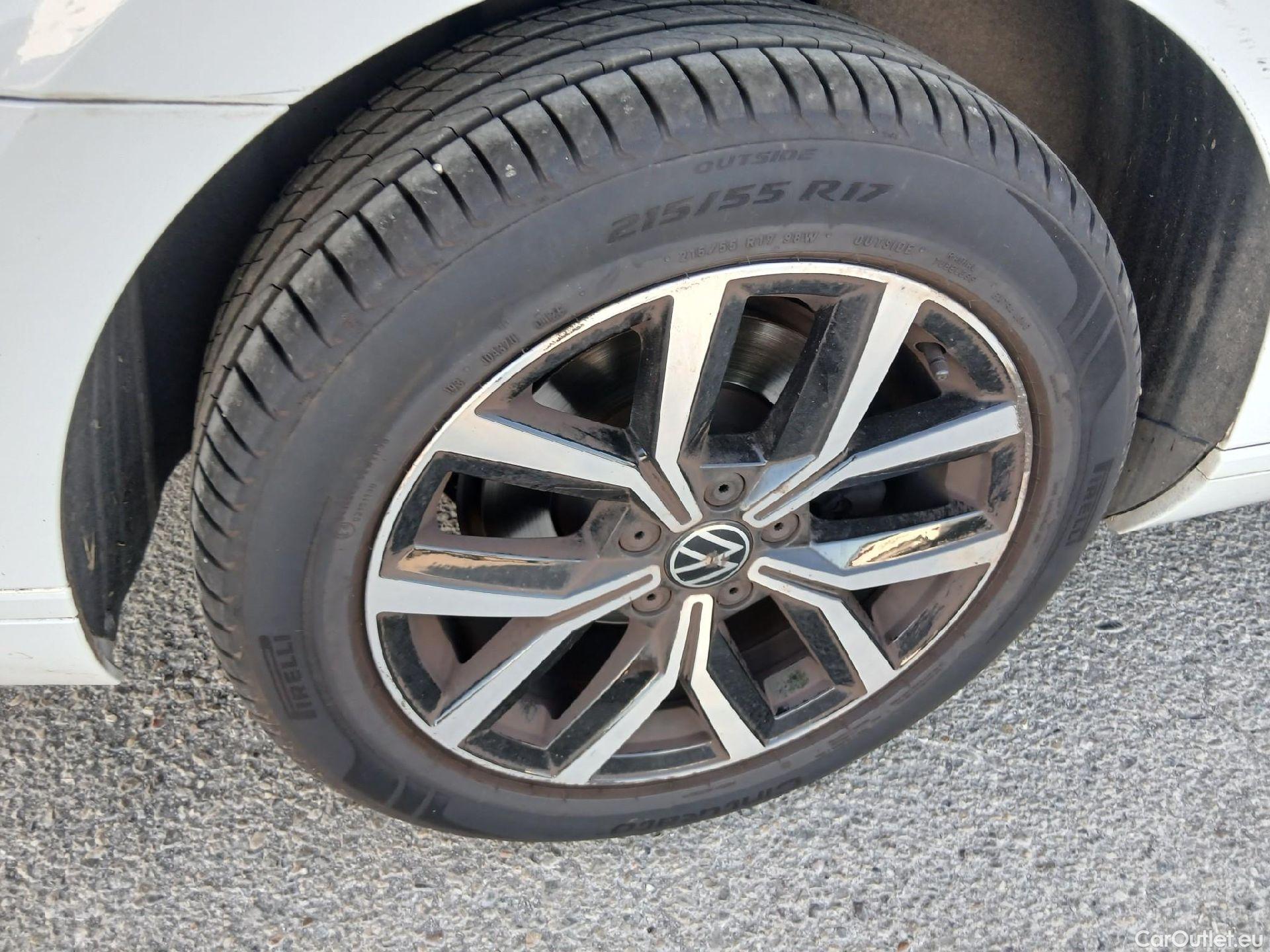  Volkswagen  Passat VOLKSWAGEN  / 2019 / 5P / familiar Variant Executive 2.0 TDI 110kW DSG #23