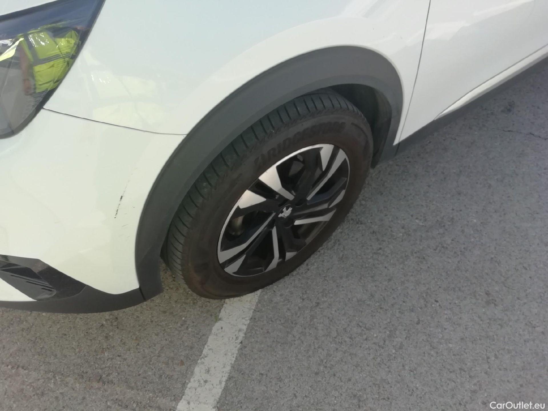  Peugeot  2008 PEUGEOT  / 2019 / 5P / todoterreno Allure BlueHDI 100 S&S BVM6 (AC) #13