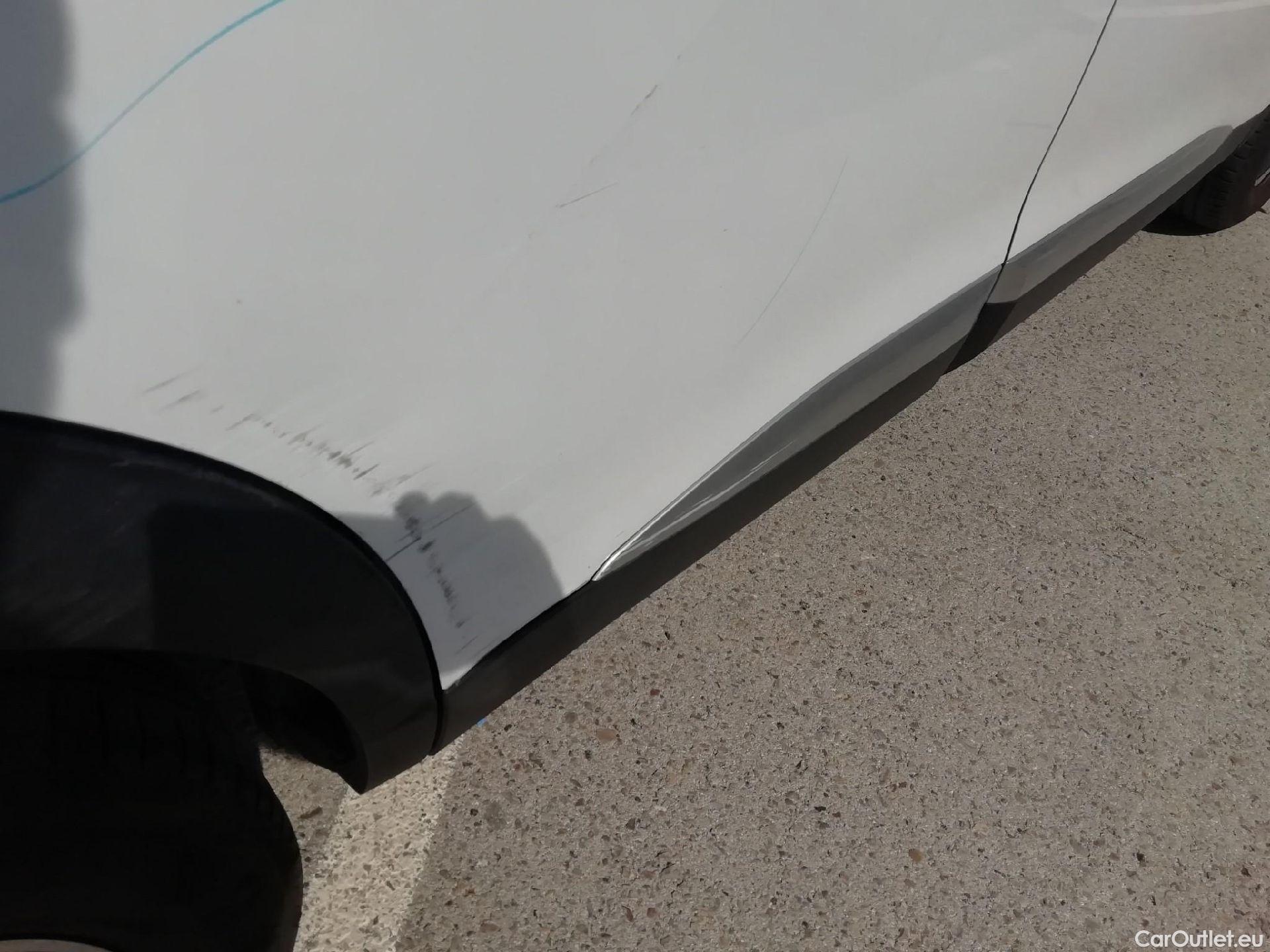 Peugeot  2008 PEUGEOT  / 2019 / 5P / todoterreno Allure BlueHDI 100 S&S BVM6 (AC) #31