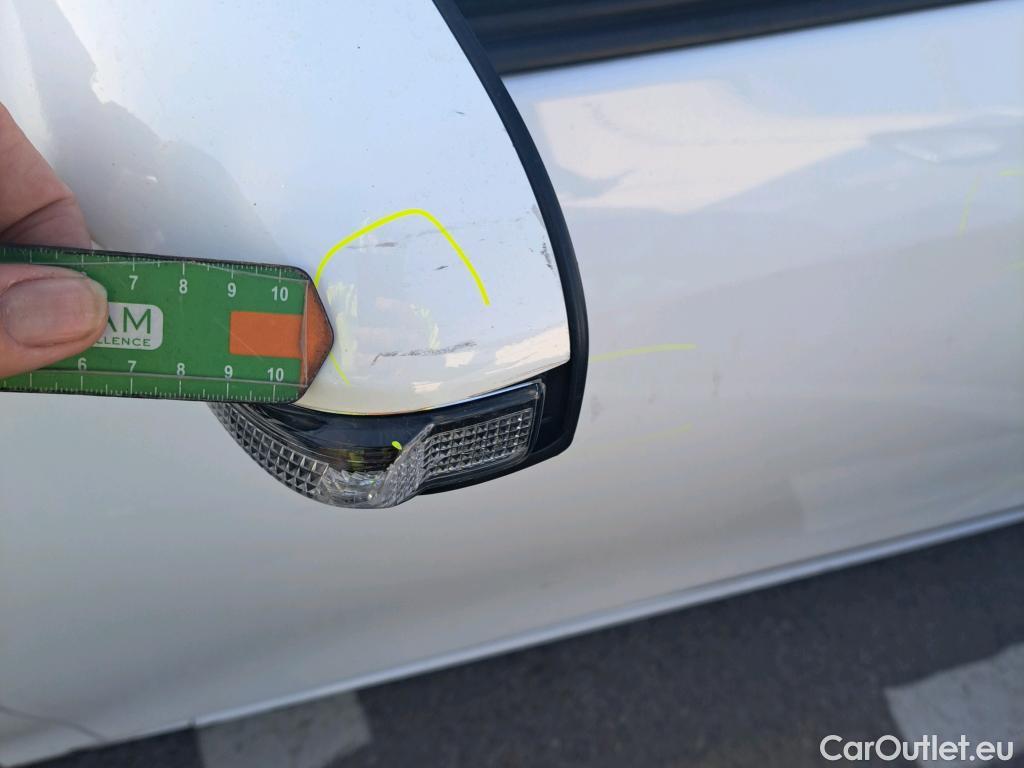  Toyota  Yaris TOYOTA  / 2017 / 5P / berlina con portón 1.5 100H Active #85