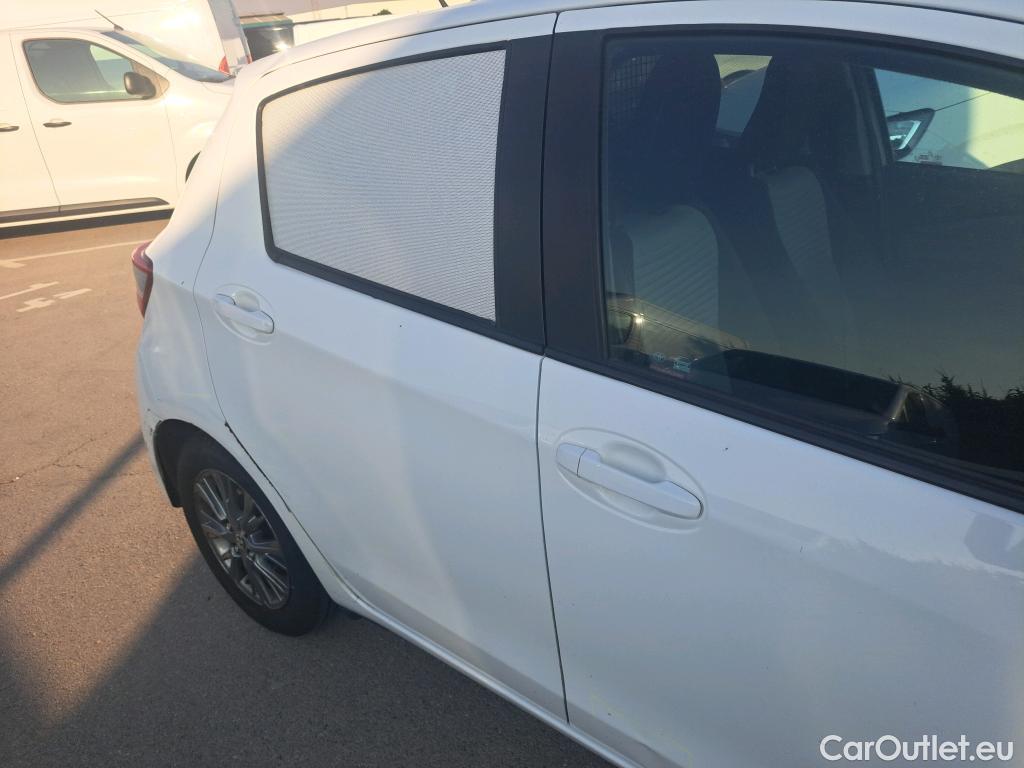  Toyota  Yaris TOYOTA  / 2017 / 5P / berlina con portón 1.5 100H Active #86