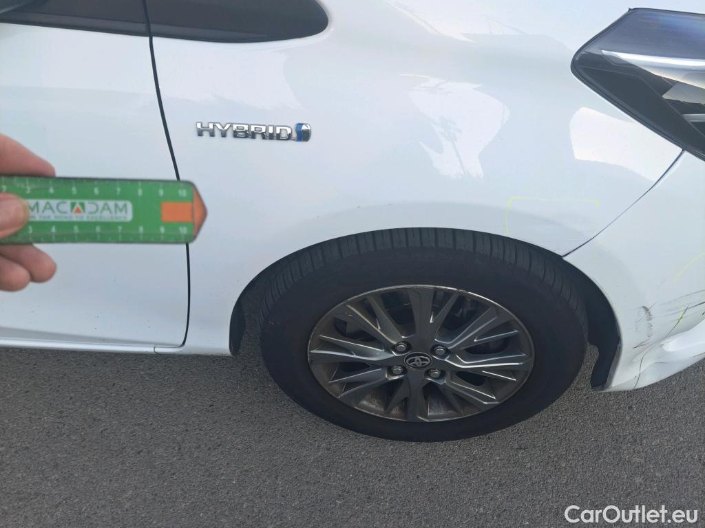  Toyota  Yaris TOYOTA  / 2017 / 5P / berlina con portón 1.5 100H Active #46