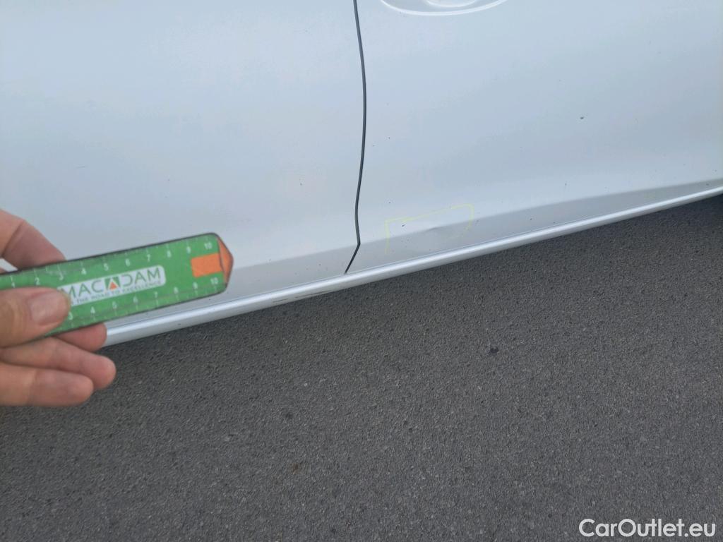  Toyota  Yaris TOYOTA  / 2017 / 5P / berlina con portón 1.5 100H Active #54